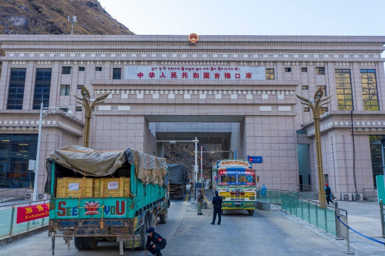 吉隆口岸移民管理警察正在檢查出入境車輛。人民網(wǎng)記者 唐宋攝