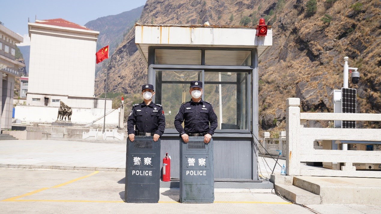 吉隆口岸移民管理警察正在執(zhí)勤。人民網(wǎng)記者 唐宋攝