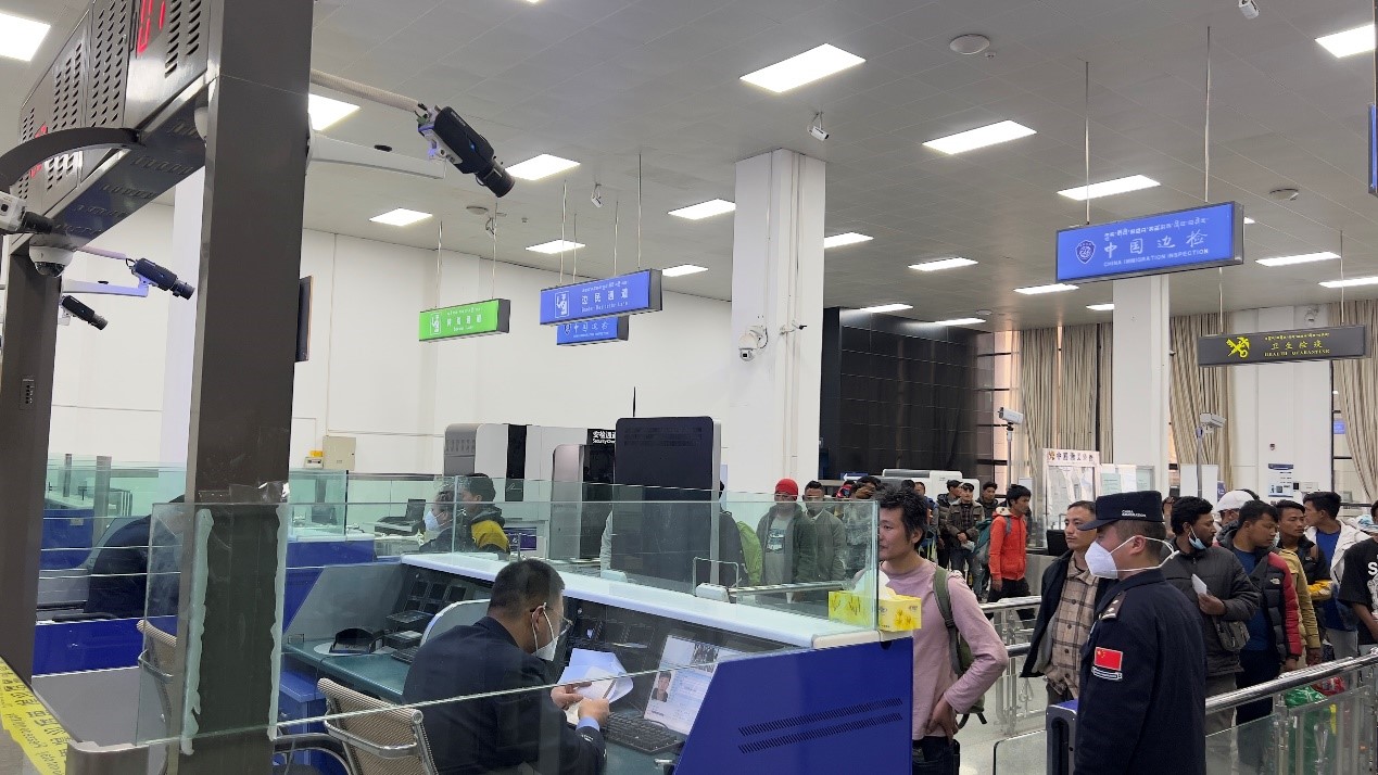 吉隆口岸移民管理警察正在查驗(yàn)護(hù)照。人民網(wǎng)記者 唐宋攝