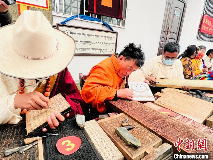 圖為2022年，聶榮縣當木江鄉(xiāng)“鄉(xiāng)村振興那曲奮進”活動雕刻比賽現(xiàn)場。資料圖 那曲市“鄉(xiāng)村振興 那曲奮進”活動辦供圖