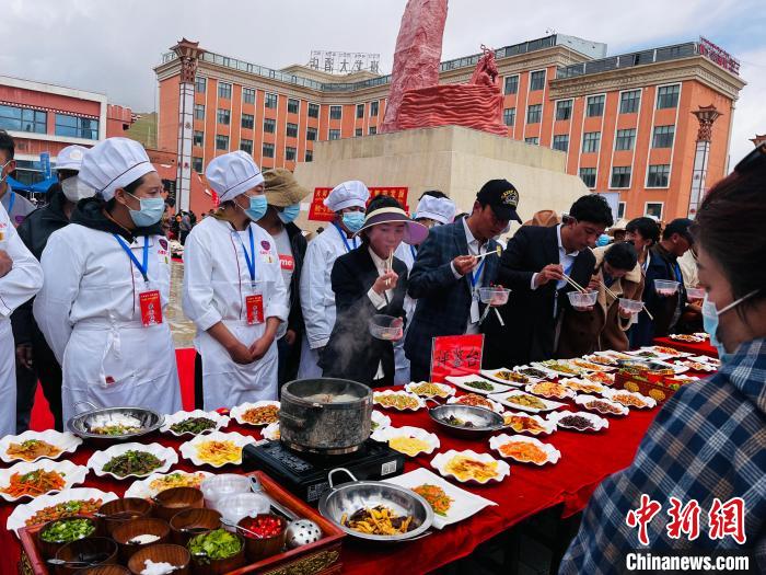 圖為2022年，班戈縣“鄉(xiāng)村振興那曲奮進”廚藝大賽現(xiàn)場。資料圖 那曲市“鄉(xiāng)村振興 那曲奮進”活動辦供圖