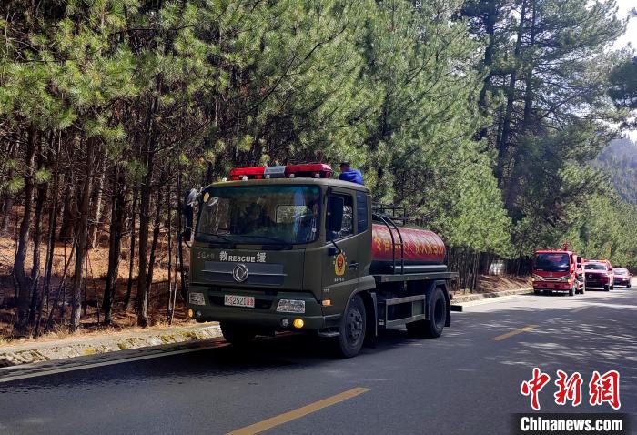 林芝市森林消防支隊米林中隊在米林縣一帶開展灑水增濕作業(yè)?！≮w健宇 攝