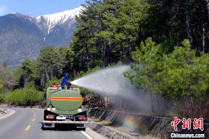林芝市森林消防支隊米林中隊在米林縣一帶開展灑水增濕作業(yè)。　趙健宇 攝