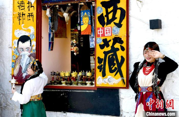 4月17日，游客身著藏式元素服裝在拉薩八廓街拍照留念?！±盍?攝