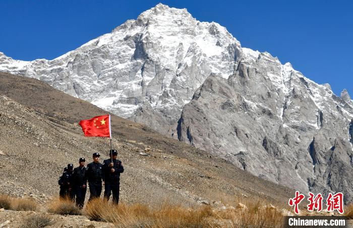 底雅邊境派出所民警夏永軍(右一)在巡邏中?！±盍?攝
