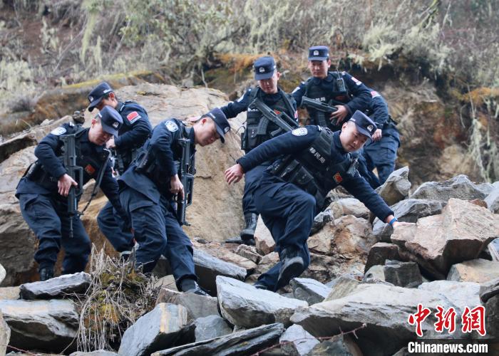 山南邊境管理支隊(duì)玉麥邊境派出所民警在邊境巡邏途中穿過(guò)亂石區(qū)。　鄭琦山 攝