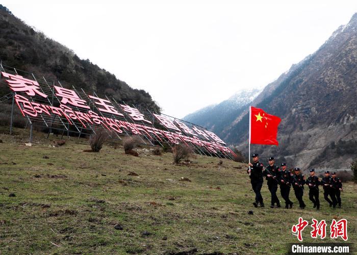 山南邊境管理支隊(duì)玉麥邊境派出所民警在轄區(qū)開(kāi)展巡邏?！∴嶇?攝