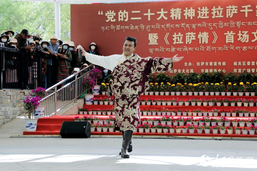 獻唱《夏爾巴》。人民網(wǎng) 次仁羅布攝