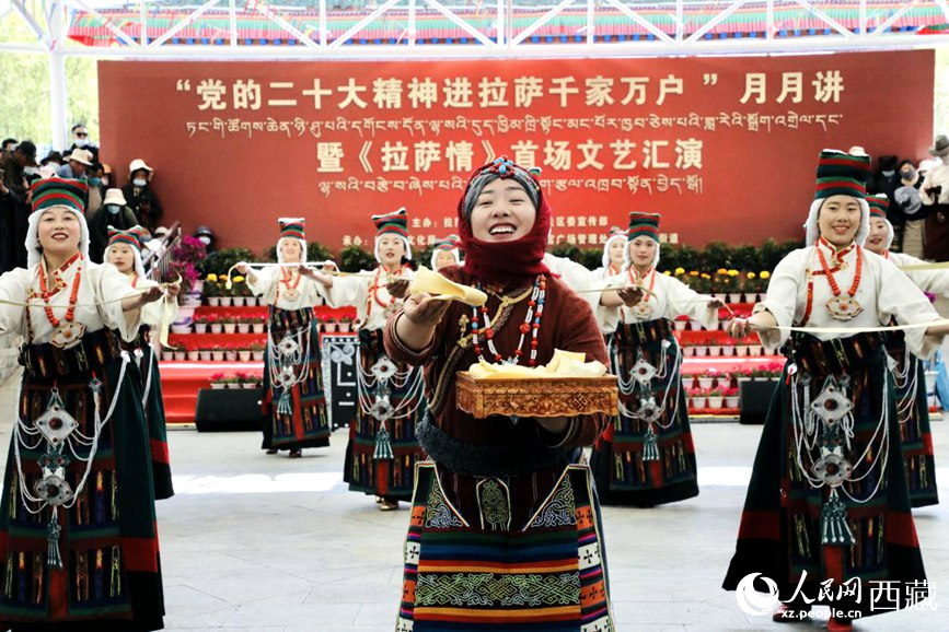 女子群舞《拉拉脫貧之路》。人民網(wǎng) 次仁羅布攝