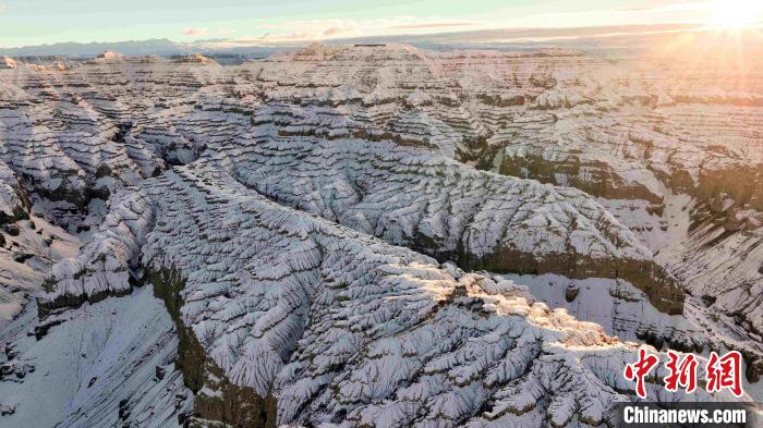 圖為參展攝影師拍攝的西藏阿里札達(dá)土林雪后風(fēng)光?！≈鬓k方 供圖