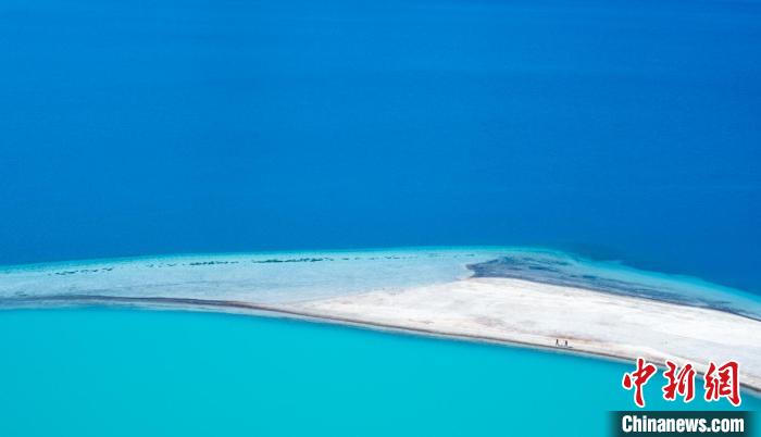 圖為山南羊卓雍錯?！『闻罾?攝