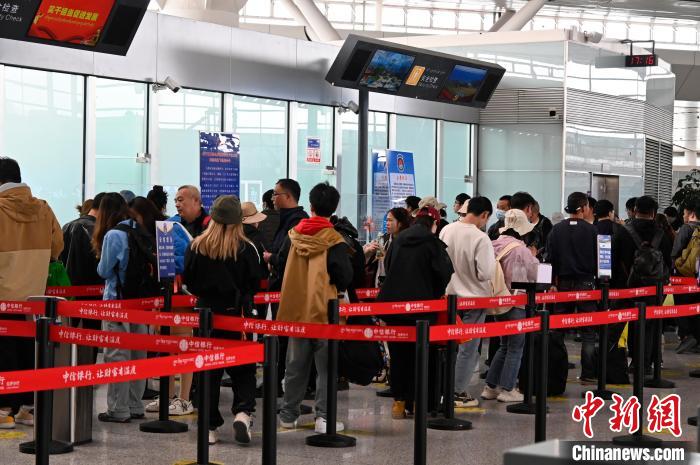 圖為“五一”期間，拉薩貢嘎機(jī)場(chǎng)旅客密集出行?！≡黝D珠 攝