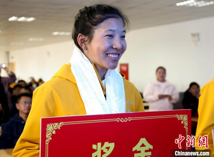 玉珍拉姆上臺領(lǐng)獎。　貢確 攝