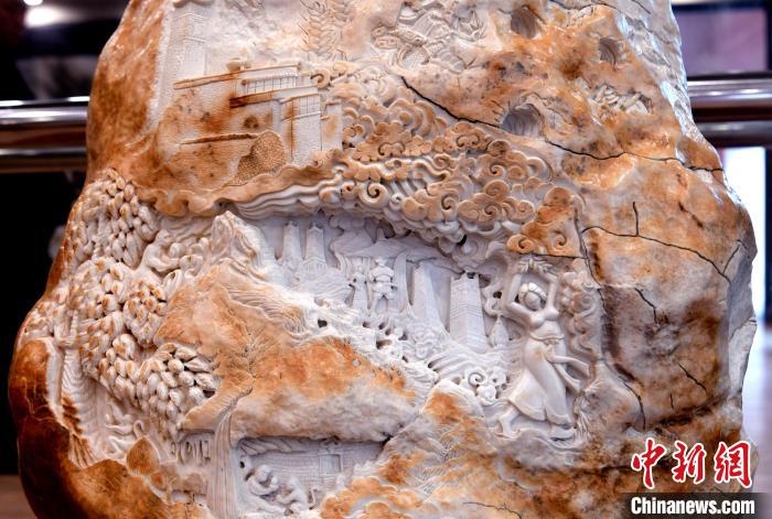 圖為5月16日，展覽中的漢白玉雕作品《猴子變?nèi)恕贰！±盍?攝