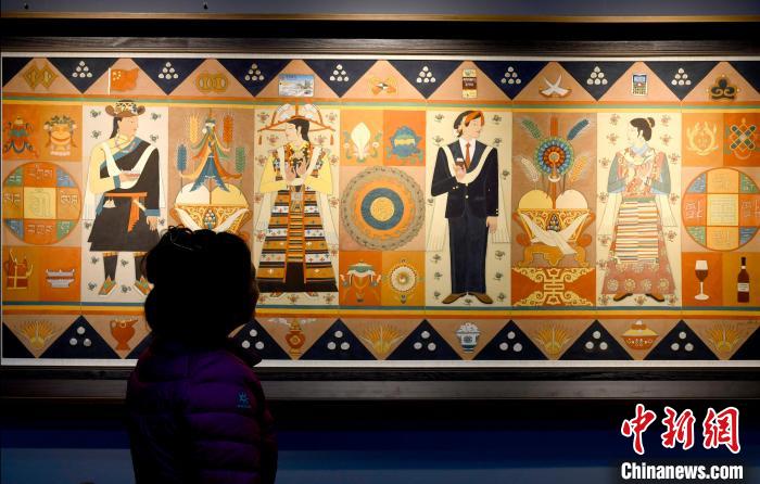 圖為5月16日，觀眾正在欣賞展覽中的新創(chuàng)唐卡作品。　李林 攝