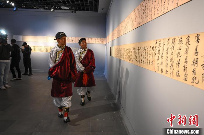 圖為學生參觀黃庭堅書法文獻展?！≮w朗 攝