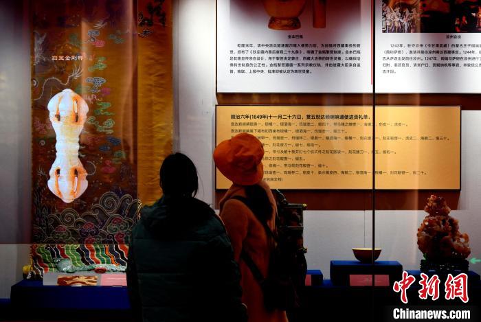 圖為5月18日，觀眾正在欣賞展覽?！±盍?攝