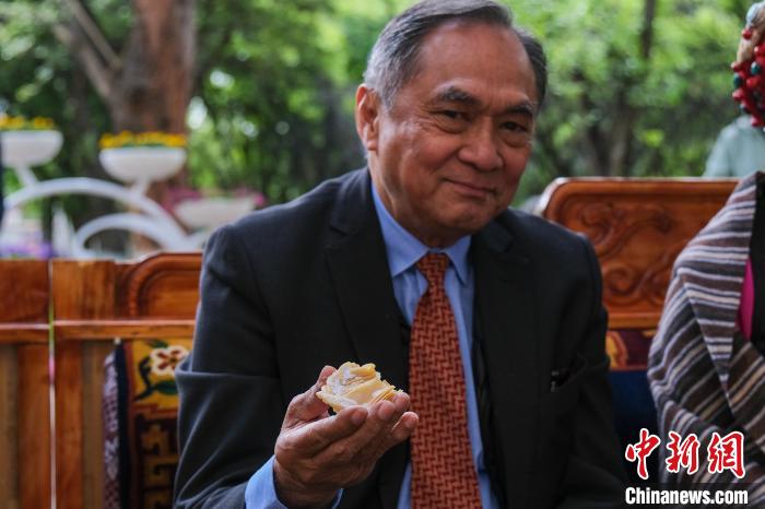 菲律賓駐華大使吉米·阿德里亞諾·弗洛克魯茲品嘗卡塞?！〗w波 攝