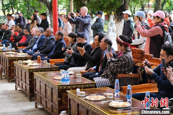 5月19日，中外嘉賓在羅布林卡和游客一起觀看藏戲?！〗w波 攝