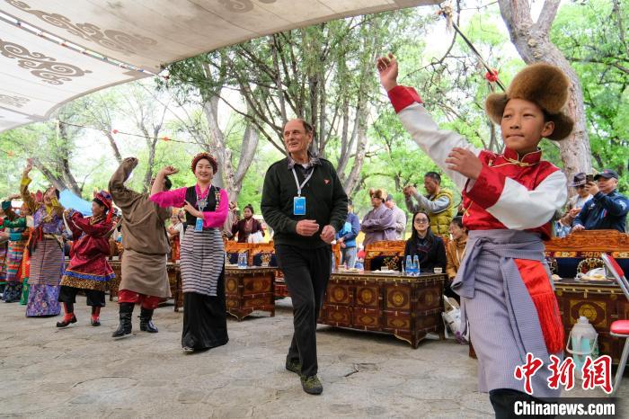 英國籍嘉賓柯馬凱(Michael Crook)加入鍋莊舞隊(duì)伍?！〗w波 攝