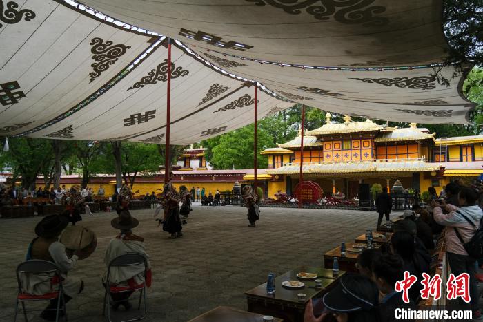 圖為當(dāng)日拉薩羅布林卡。　江飛波 攝