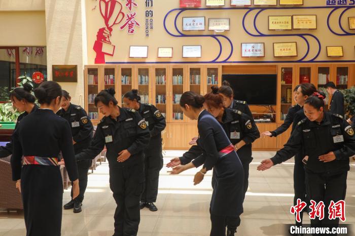 日喀則火車站客運(yùn)人員學(xué)習(xí)服務(wù)禮儀?！《飞降?攝