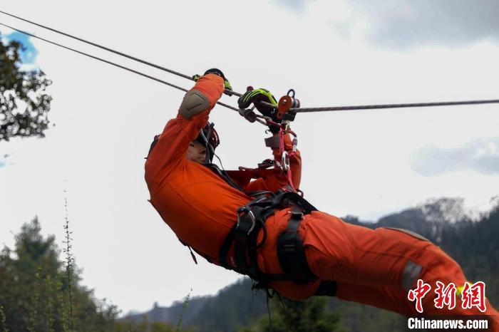 圖為消防員開展斜向救援訓(xùn)練?！抢倮?攝