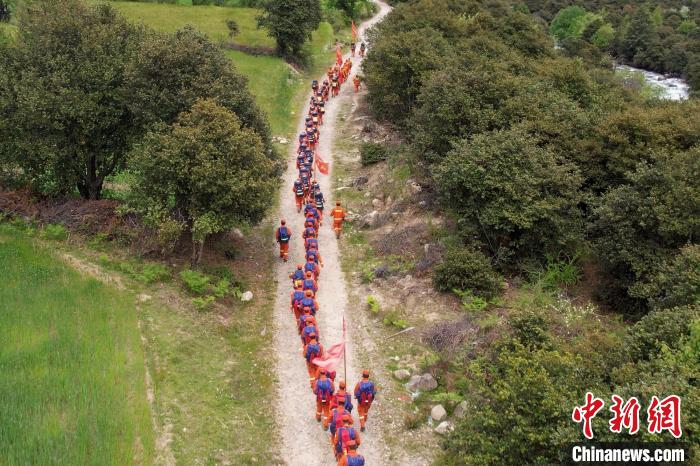 圖為西藏林芝森林消防員穿越山林?！●T怡凡 攝