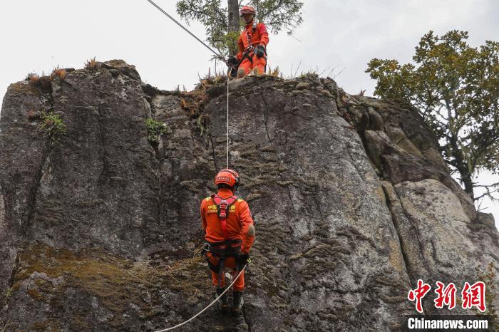 圖為消防員開展崖壁滑降訓(xùn)練。　吳蕾蕾 攝