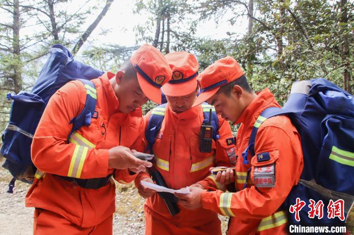 圖為消防員開展野外按圖行進(jìn)訓(xùn)練?！抢倮?攝