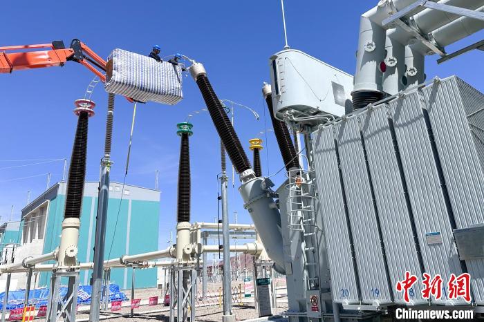 國(guó)網(wǎng)西藏電力組織檢修人員對(duì)設(shè)備進(jìn)行全面體檢。　國(guó)網(wǎng)西藏電力有限公司 供圖