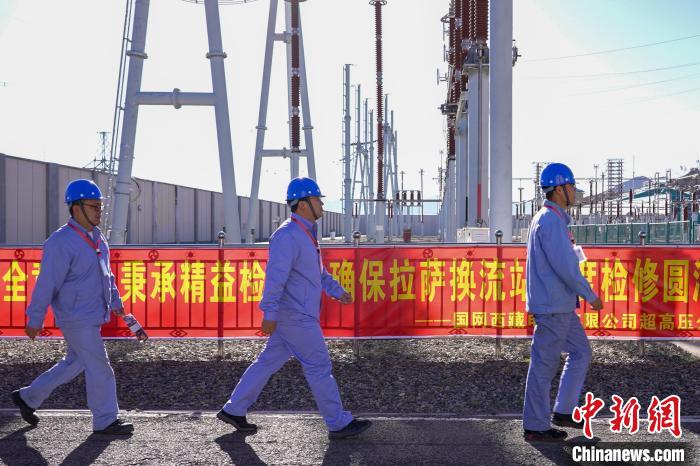 圖為檢修現(xiàn)場(chǎng)?！?guó)網(wǎng)西藏電力有限公司 供圖