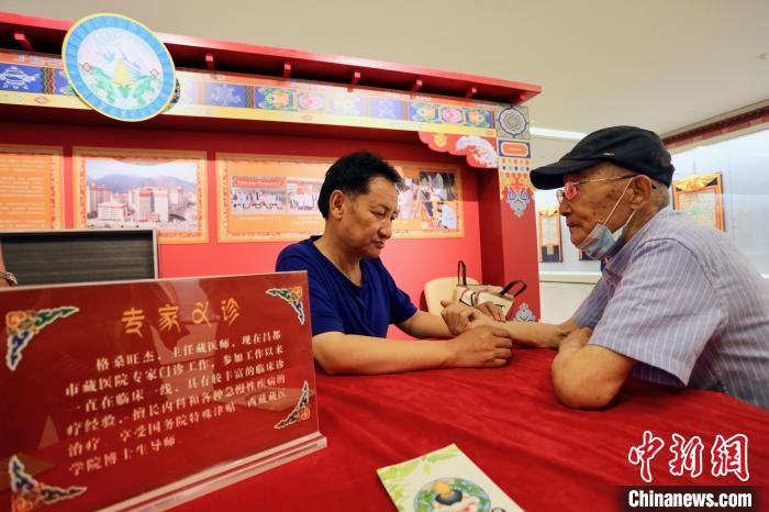 “藏韻瑰寶”藏醫(yī)四部醫(yī)典唐卡珍品展在天津美術(shù)館展出，展覽現(xiàn)場(chǎng)藏醫(yī)專家義診受歡迎?！⒖∩n 攝