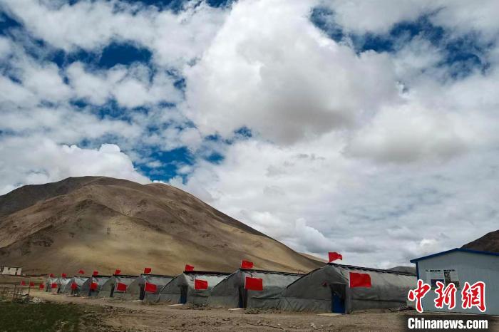 圖為西藏康馬縣的高原溫室大棚?！⒔ㄜ?攝