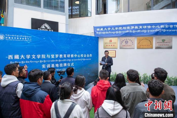 圖為企業(yè)代表發(fā)言?！∝暩聛?lái)松 攝