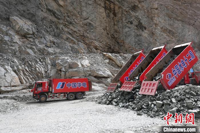 拉哇水電站正式啟動(dòng)大壩填筑。　華電金上公司 供圖