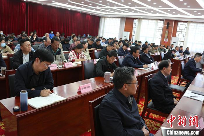 圖為專題黨課現(xiàn)場?！∝暽＠?攝