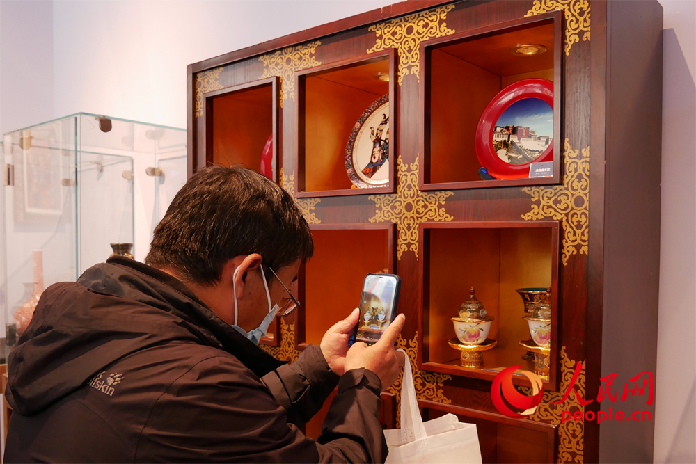 觀眾正在用手機拍攝展品。人民網(wǎng) 韋衍行攝