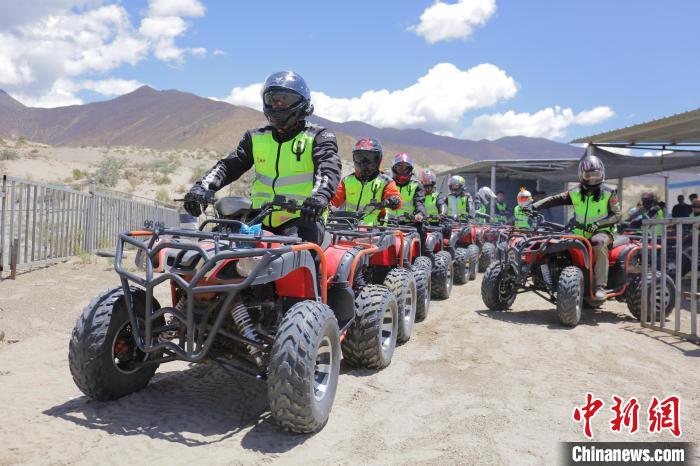 圖為比賽選手途經(jīng)扎囊沙漠公園?！∮文恋厍蚬﹫D