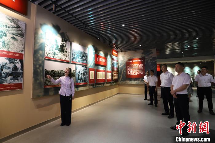 圖為西藏航空一行在臨沂市孟良崮戰(zhàn)役紀念館開展主題教育活動?！〗?攝