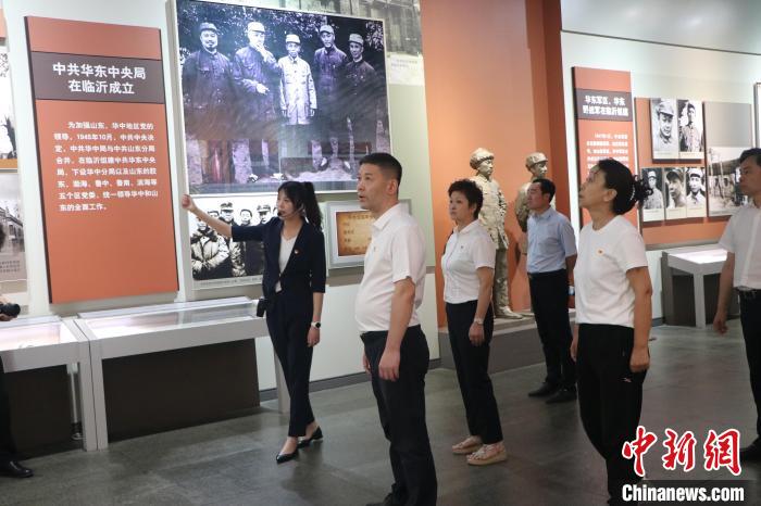 圖為西藏航空一行在臨沂市沂蒙革命紀念館開展主題教育活動?！〗?攝