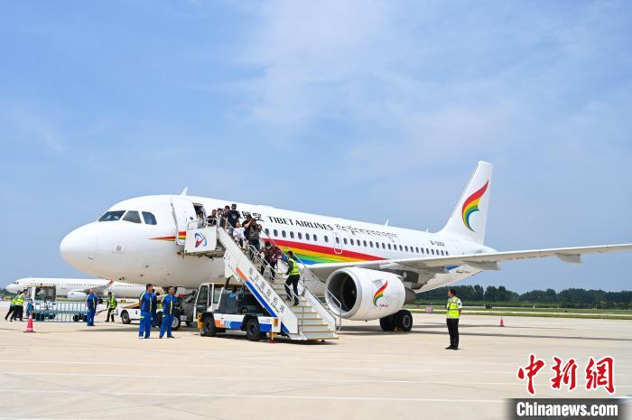 圖為旅客抵達機場?！≮w朗 攝