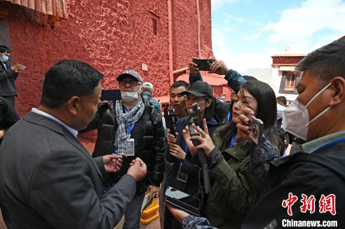 圖為中外媒體采訪布達(dá)拉宮管理處相關(guān)負(fù)責(zé)人。　趙朗 攝