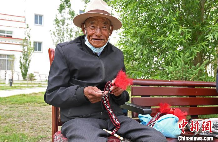 圖為曲松縣特困人員集中供養(yǎng)中心老人在做傳統(tǒng)手工編織?！≮w朗 攝