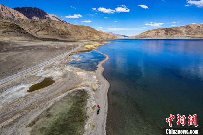 班公湖又稱措木昂拉仁波，藏語意為“長脖子天鵝”?！↓埿▲P 攝