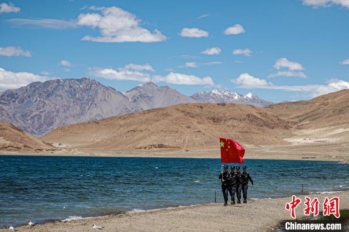 班公湖邊境派出所民警巡邏在班公湖畔。　龍小鳳 攝