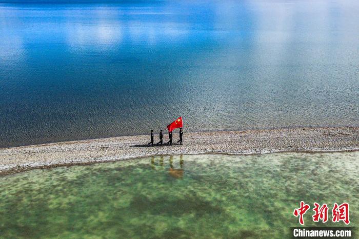 班公湖巡邏現(xiàn)場?！↓埿▲P 攝