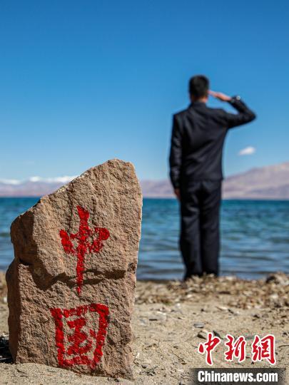 班公湖畔的“中國”標(biāo)記?！↓埿▲P 攝