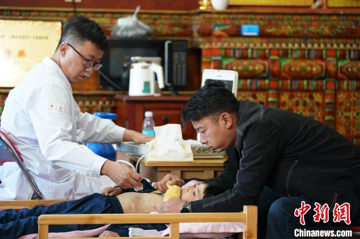 6月27日，西藏康馬縣雙語幼兒園的孩子參加先心病篩查?！√K丹 攝