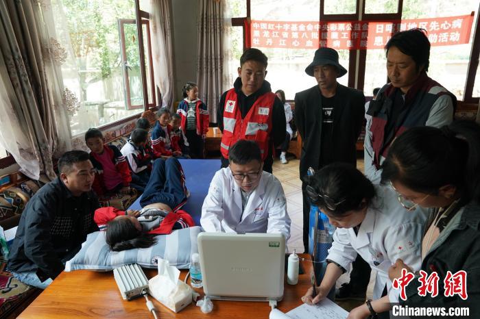 6月27日，西藏康馬縣少崗鄉(xiāng)中心小學(xué)的孩子參加先心病篩查?！√K丹 攝